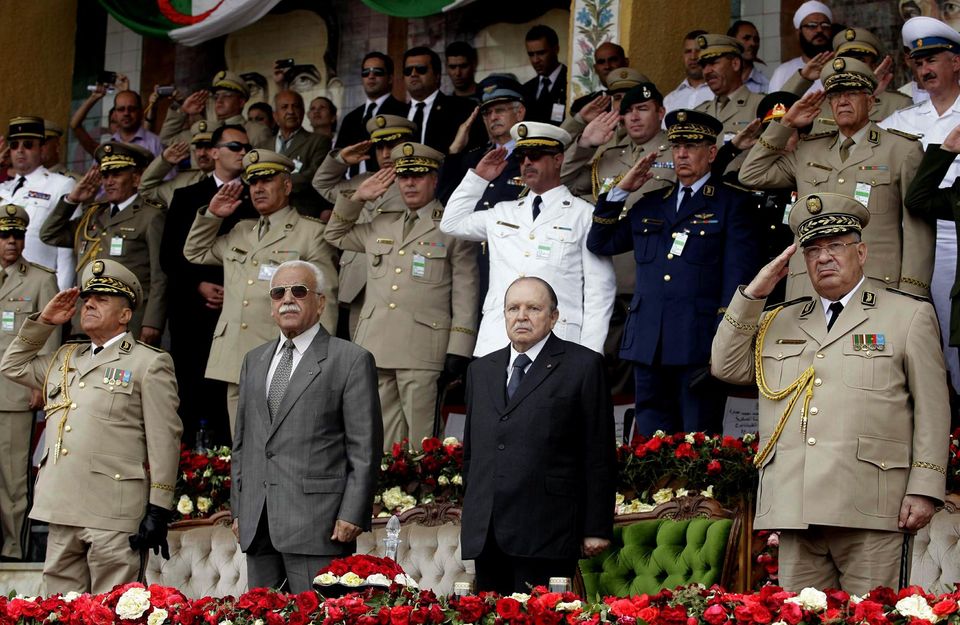 رئيس الجزائر بصحبة عدد من قادة القوات المسلحة